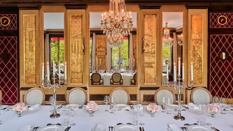 Grande table dressée pour la Matinale Dirigeants à Paris